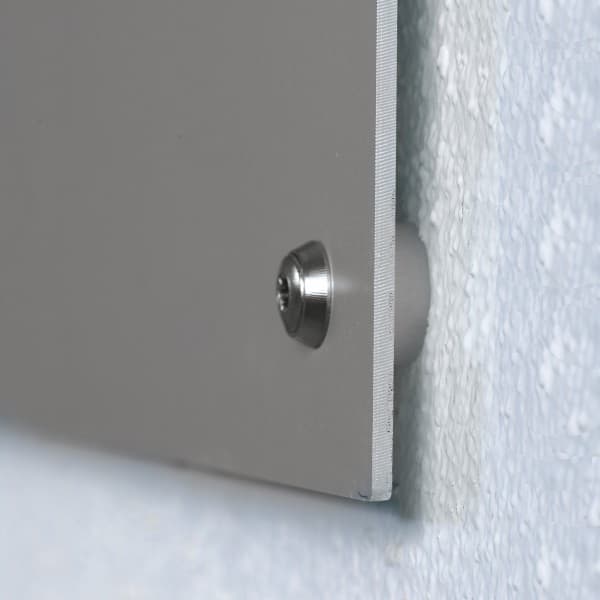 dettaglio profilo espositore da parete con tasche